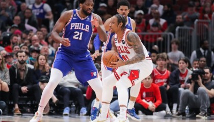  恩比德伤退76人内线告急  