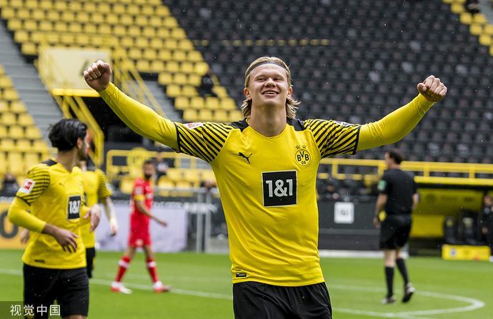  多特阿坎吉后卫线定海神针，德甲防守体系构建堪称典范